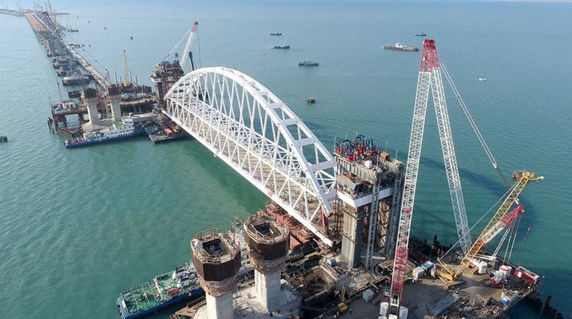 Ξεκίνησε η σύνδεση της Κριμαίας με τη Ρωσία – Γέφυρα τρένων θα χτιστεί σε 72 ώρες (βίντεο)